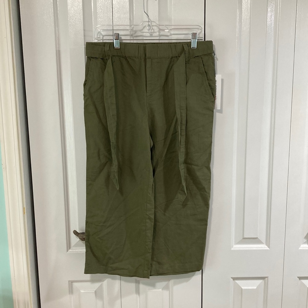 NWT burnt olive (green) women’s capris. Size Small. Non smoking home.